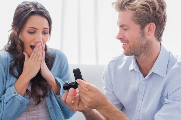 Mann, der Partner bittet, ihn zu heiraten