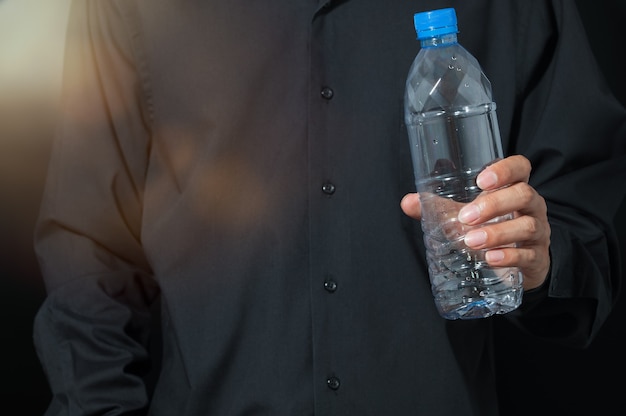 Mann, der Plastikflaschen hält, Recycling-Konzept, liebt die Umwelt