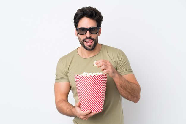 Mann, der Popcorn isst, während er einen Film über lokalisierter Wand aufpasst