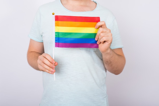 Mann, der Regenbogenfahne in seinen Händen hält