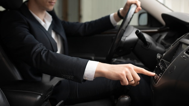 Foto mann, der sein elegantes auto für taxidienste fährt