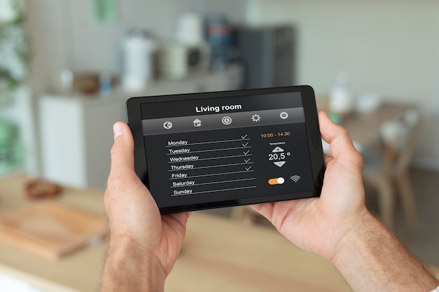 Foto mann, der sein tablet für eine hausautomatisierungs-app verwendet