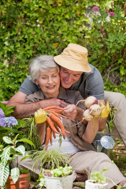 Mann, der seine Frau im Garten umarmt