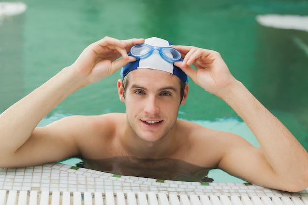 Mann, der seine Schwimmbrillen entfernt