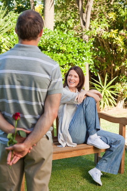 Mann, der seiner Frau eine Rose anbietet