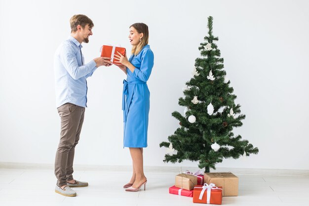 Mann, der seiner Freundin ein Weihnachtsgeschenk gibt