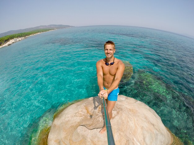 Mann, der Selfie-Aktion Rock Sea Sommerferien nimmt.