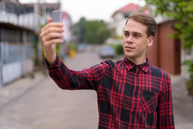 Mann, der selfie draußen nimmt