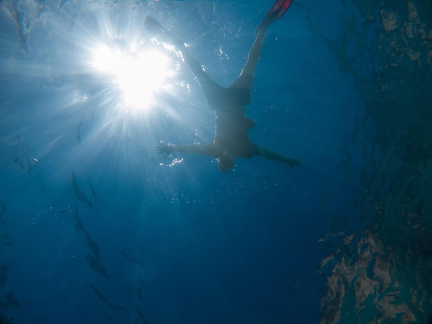 Mann, der Selfie-Foto unter Wasser in Tauchermaske macht