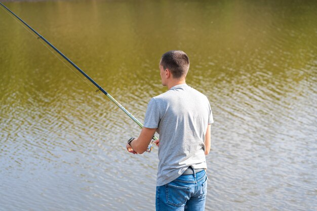 Mann, der sich am See entspannt und fischt