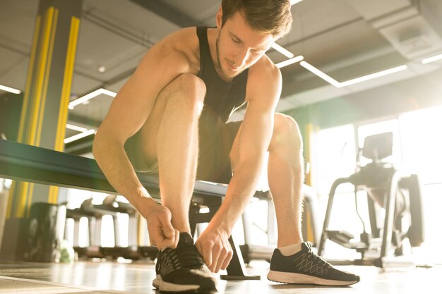 Mann, der sich auf das Sporttraining vorbereitet