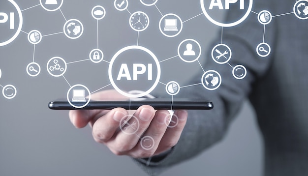 Mann, der Smartphone hält. API. Programmierschnittstelle. Software-Entwicklung. Technologie