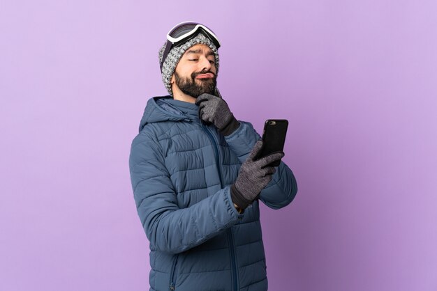 Mann, der Snowboard über lokalisiertem Hintergrund tut