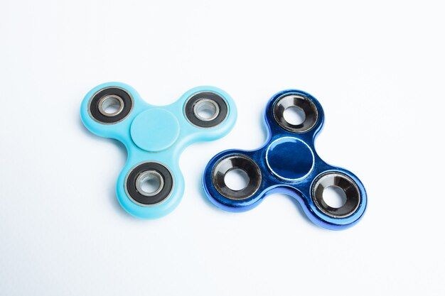 Mann, der Spinner dreht, zappelt Spielzeug blau blau