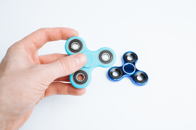 Mann, der Spinner dreht, zappelt Spielzeug blau blau