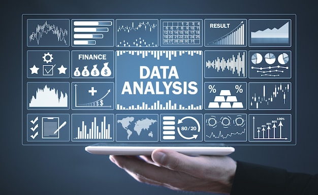 Foto mann, der tablet-computer hält. datenanalyse. gewinn-charts und börsentrendanalyse. unternehmen. finanzen