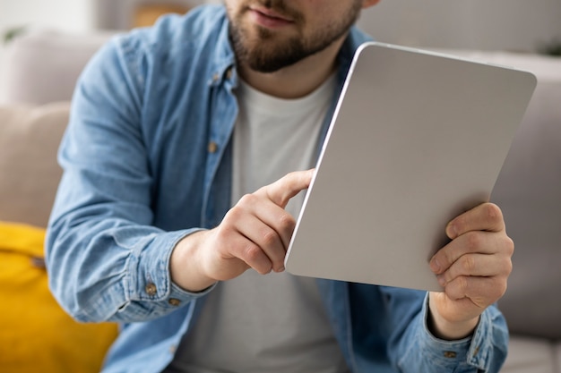 Foto mann, der tablet-vor- und nachteile-listenkonzept hält