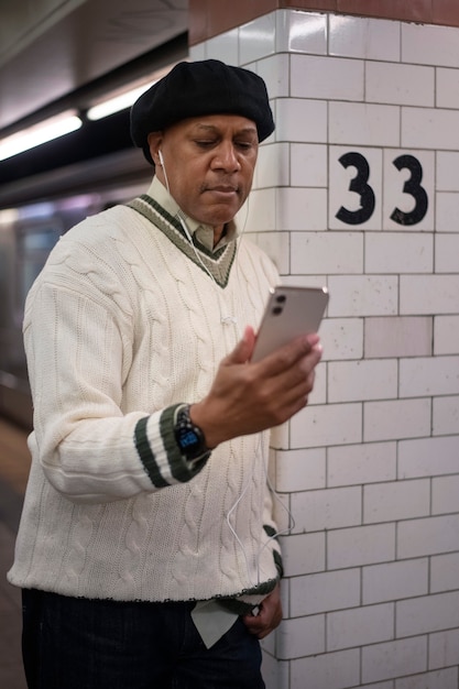 Foto mann, der technologie verwendet, während er in der stadt unterwegs ist