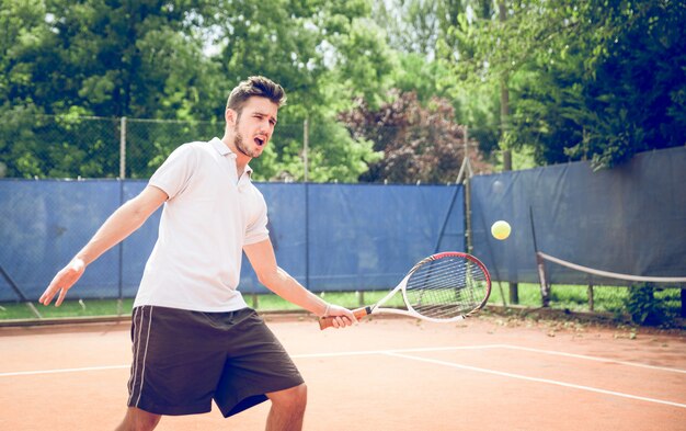 Mann, der Tennis spielt