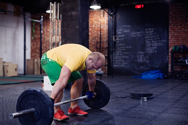 Mann, der Training in einer Turnhalle tut