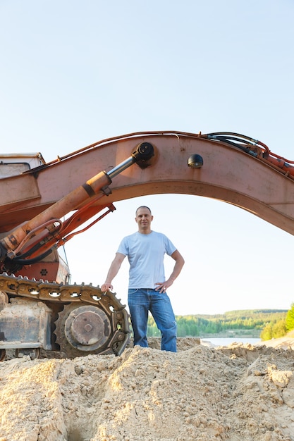 Mann, der über Baumaschinen arbeitet