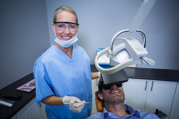 Mann, der Virtual-Reality-Headset während eines Zahnarztbesuchs verwendet