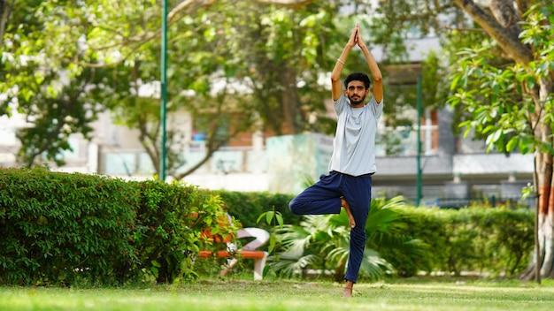 Mann, der Yoga in Indien praktiziert