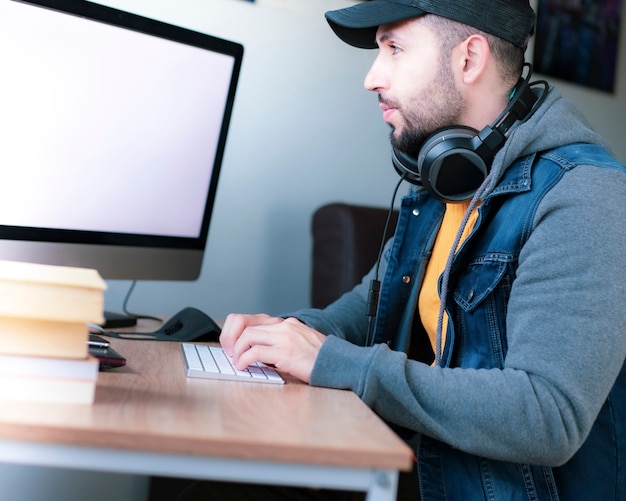 Mann, der zu Hause Büro arbeitet