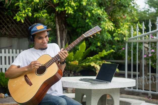 Mann, der zu Hause gerne Akustikgitarre spielt