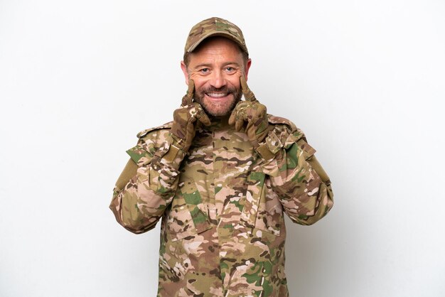 Mann des Militärs lokalisiert auf weißem Hintergrund, der mit einem glücklichen und angenehmen Ausdruck lächelt