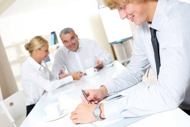 Foto mann diskutieren geschäftsleute positive teamarbeit