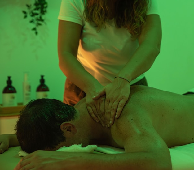 Foto mann erhält eine entspannende massage