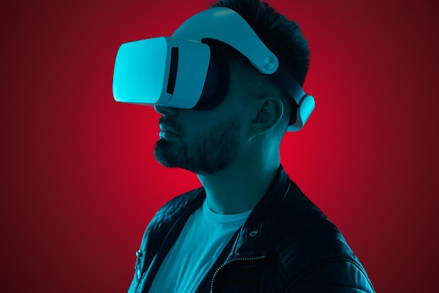 Mann erlebt Cyberspace in VR-Brille