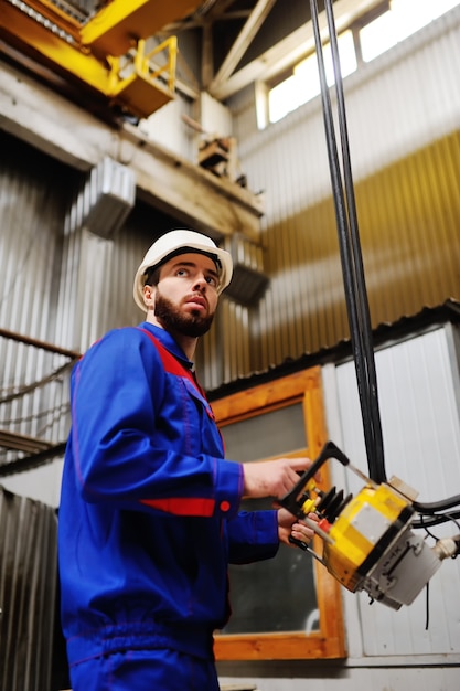 Mann, Fabrik, Fernbedienung in Händen