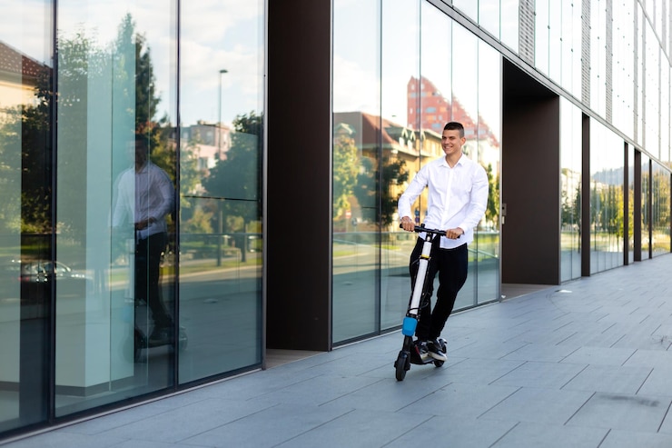 Foto mann fährt auf einem elektrischen roller