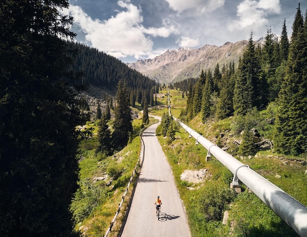 Foto mann fährt fahrrad auf der draufsicht der bergstraße