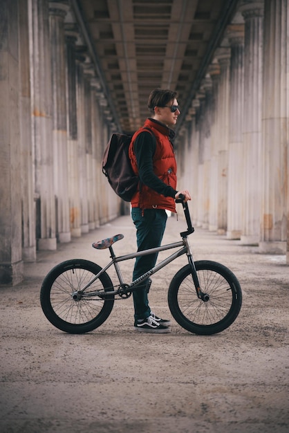 Mann fährt Fahrrad auf der Straße