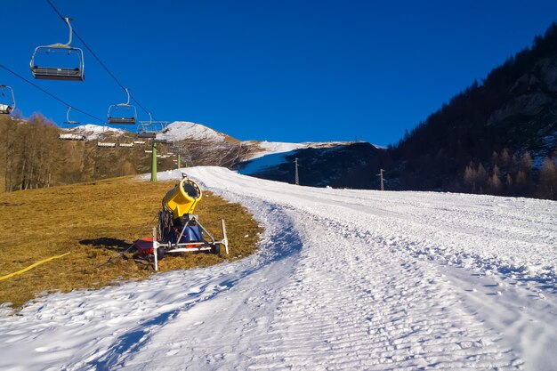 Foto mann fährt fahrrad auf einer schneebedeckten bergstraße gegen den himmel