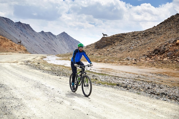 Mann fährt Fahrrad im Berg