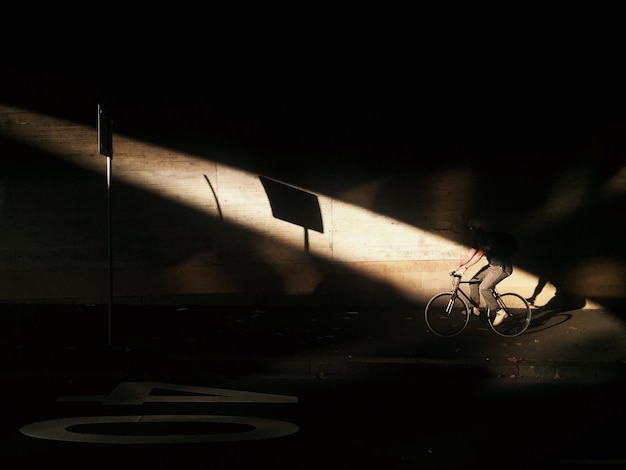 Foto mann fährt fahrrad im tunnel