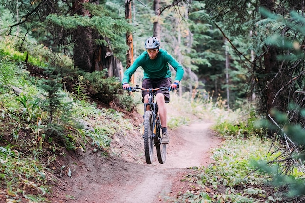 Mann fährt Fahrrad im Wald