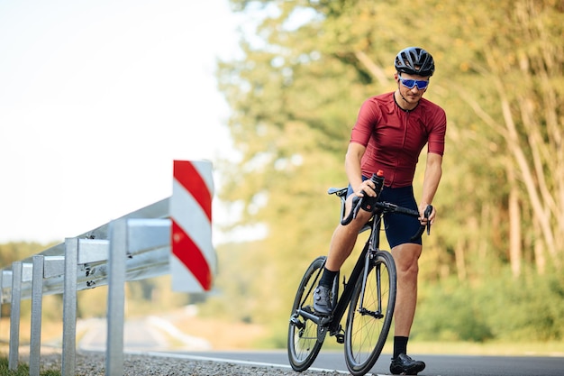 Foto mann fährt fahrrad