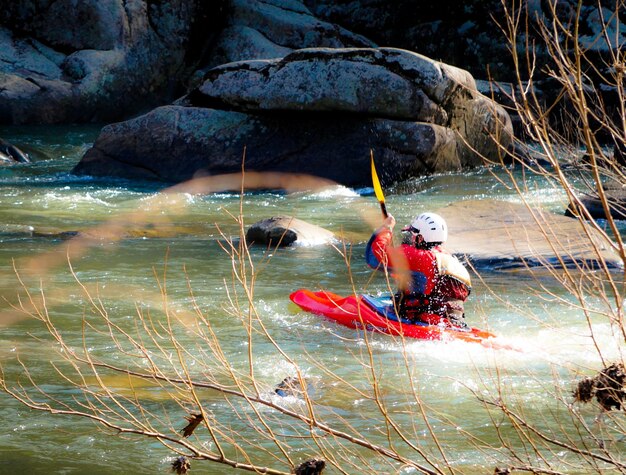 Foto mann fährt kajak im fluss