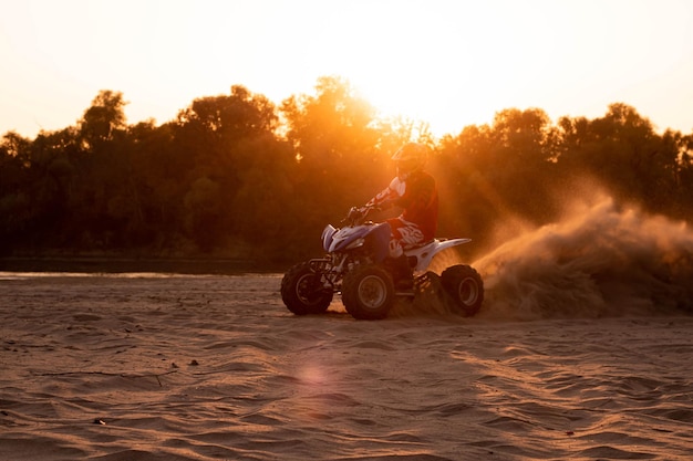 Mann fährt Motorrad auf Land gegen den Himmel