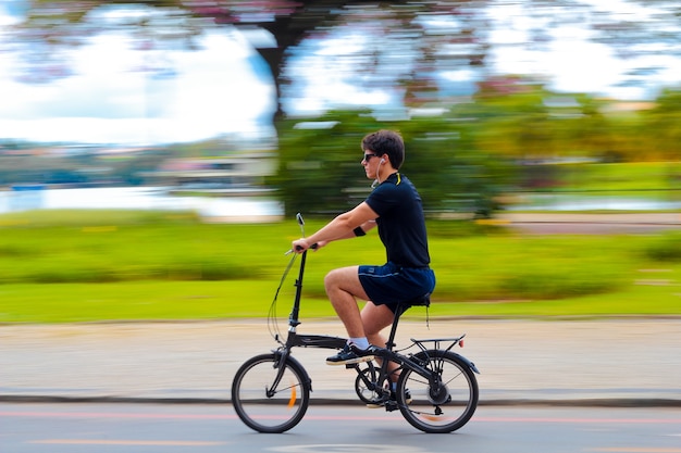 Mann Fahrrad fahren