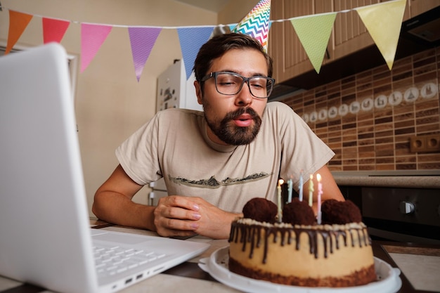 Mann feiert Geburtstag online in Quarantänezeit