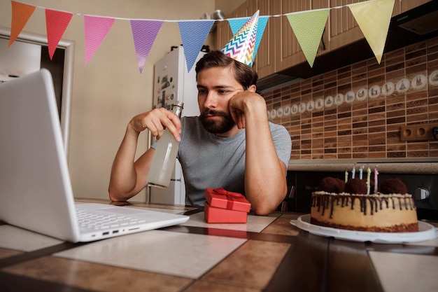 Mann feiert Geburtstag online in Quarantänezeit