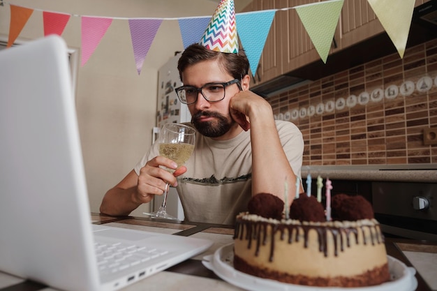 Mann feiert Geburtstag online in Quarantänezeit