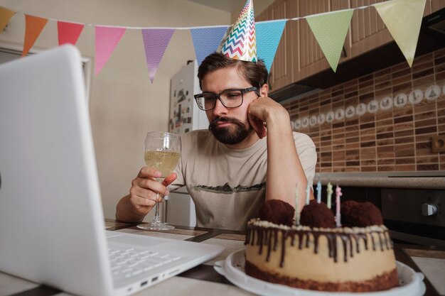 Mann feiert Geburtstag online in Quarantänezeit