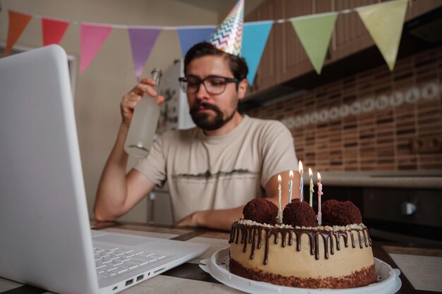 Mann feiert Geburtstag online in Quarantänezeit